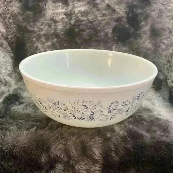 Vintage Pyrex #404, 4 litre Colonial Mist Blue Mist bowl white with blue flowers - Picture 2 of 16